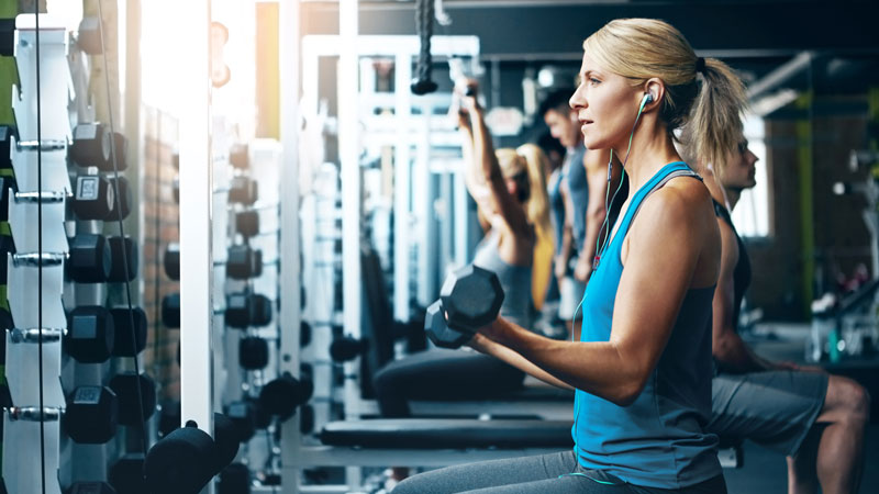 Kvinna på gym