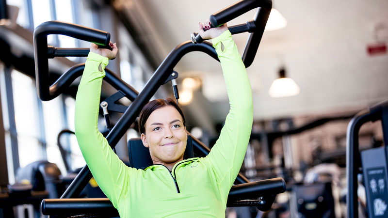 Kvinna på gym